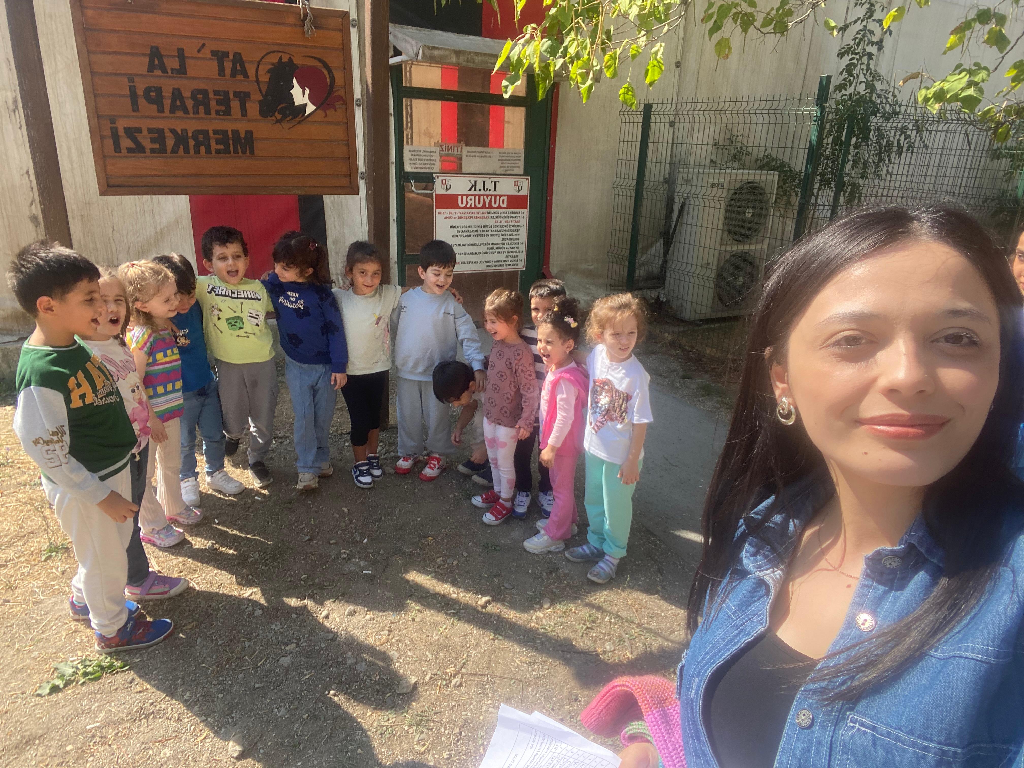 Etkinlik masasındaki çocukların birlikte öğrendiği an