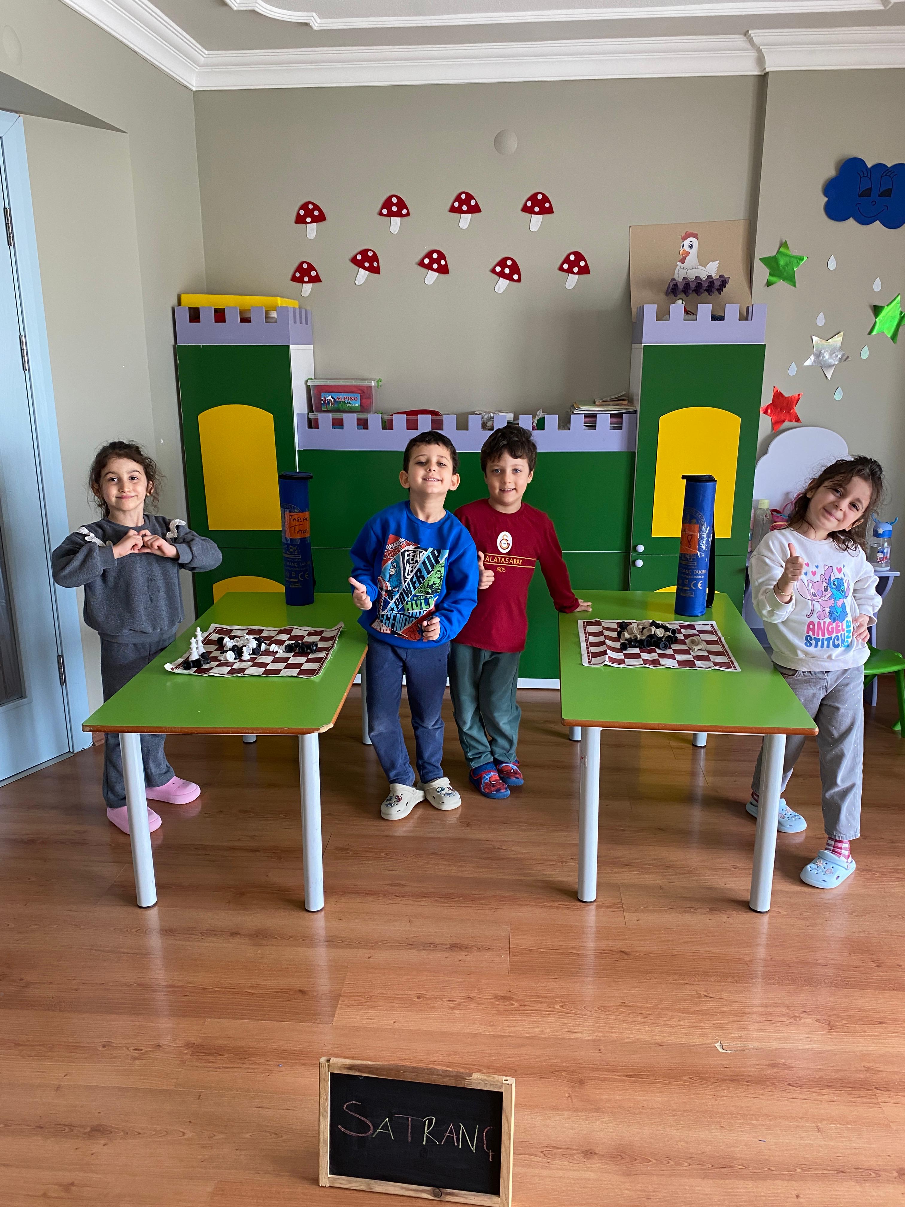 Etkinlik çalışmasında odaklanan öğrenciler