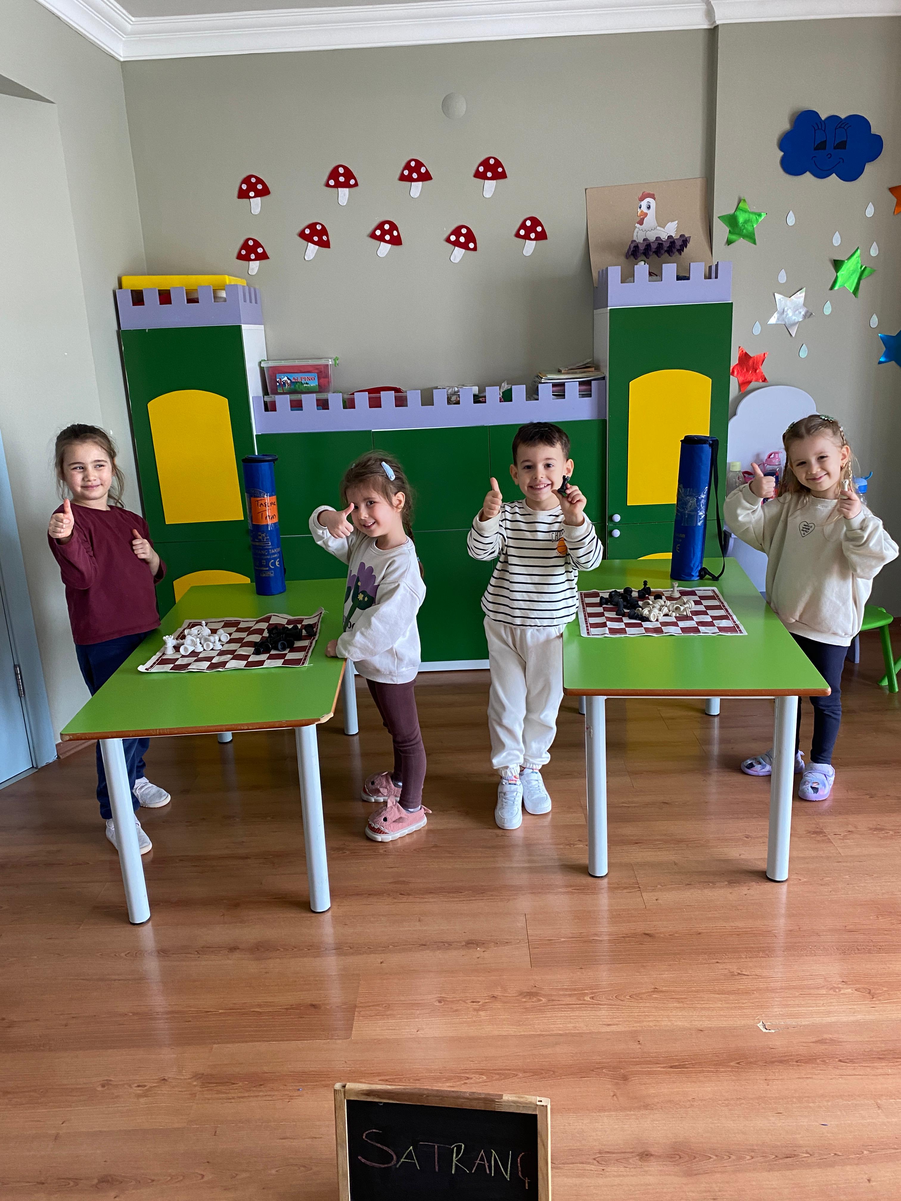 Grup oyununda birlikte hareket eden öğrenciler