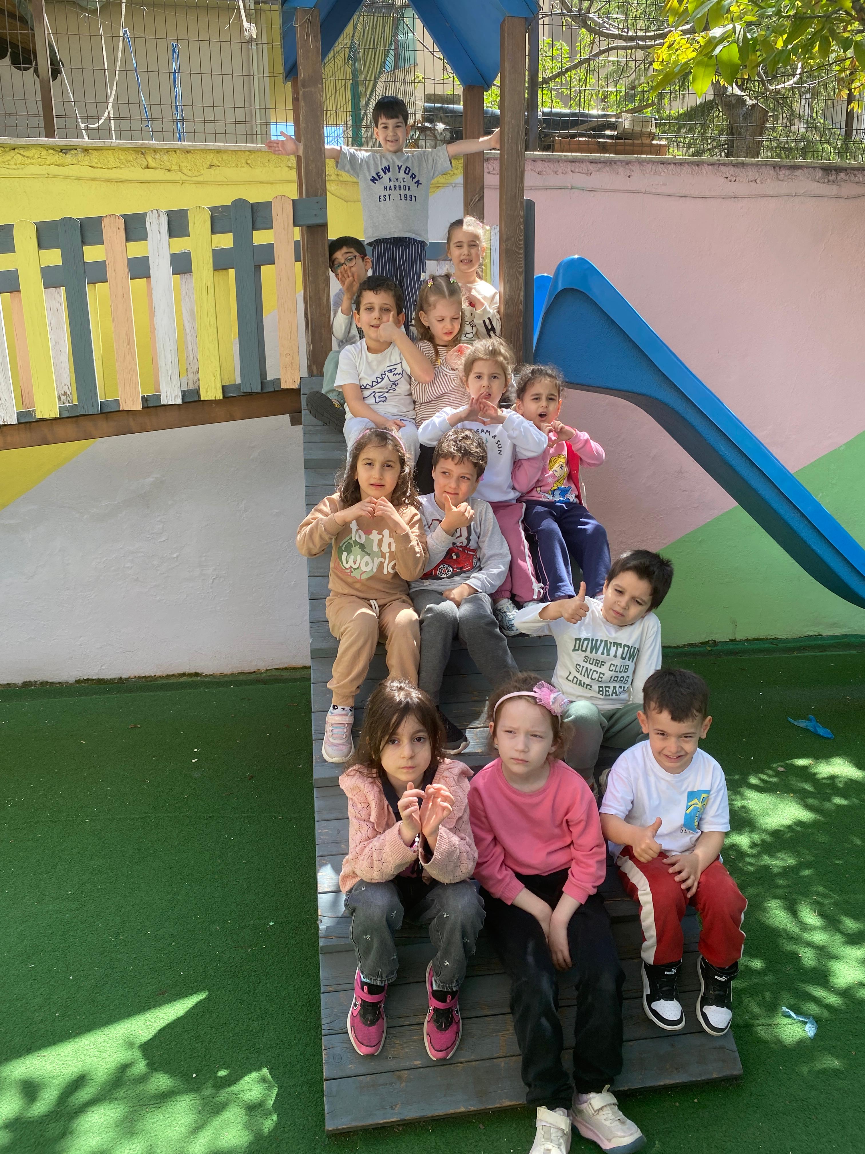 Sınıfta bir arada çalışan çocukların doğal anı