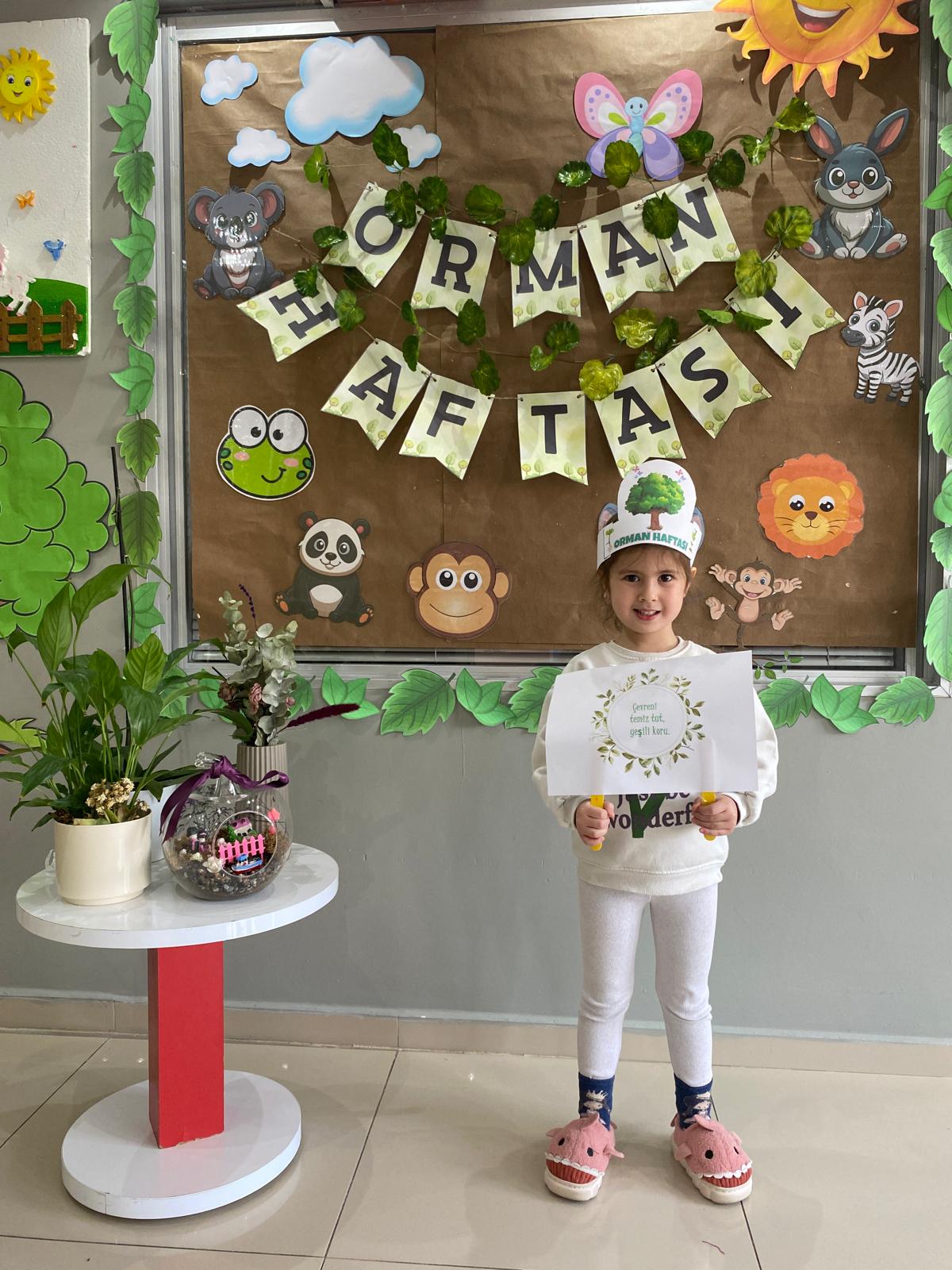 Arkadaşlık ve etkileşimi gösteren neşeli okul anı