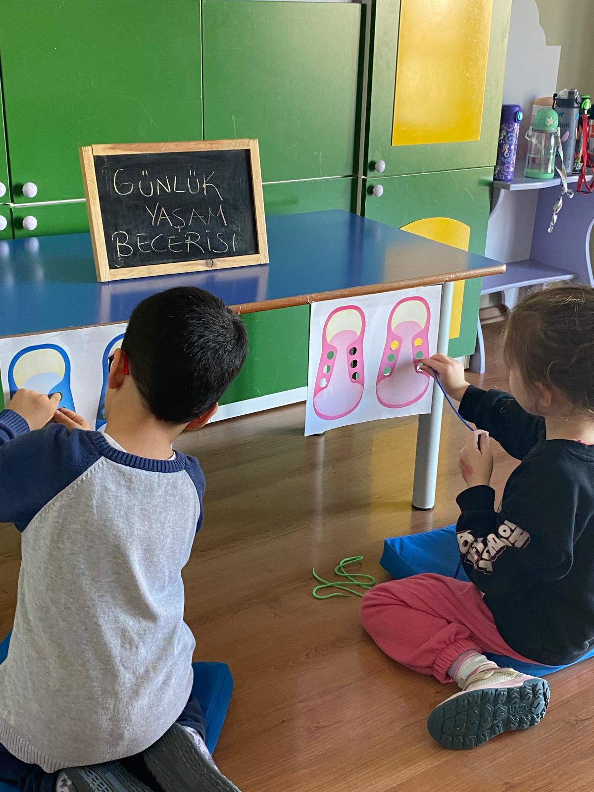 Sınıf etkinliklerinin düzenli akışını yansıtan fotoğraf