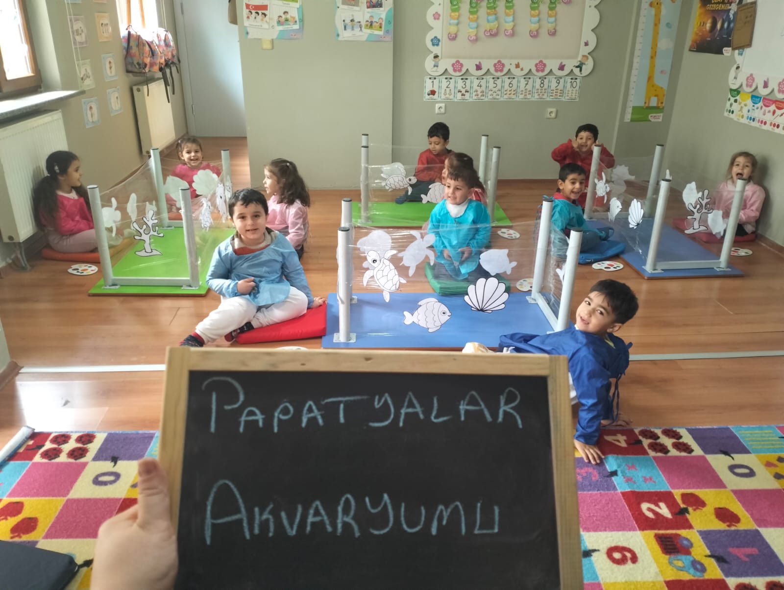 Papatyalar sınıfında akvaryum temalı etkinlik yapan çocuklar