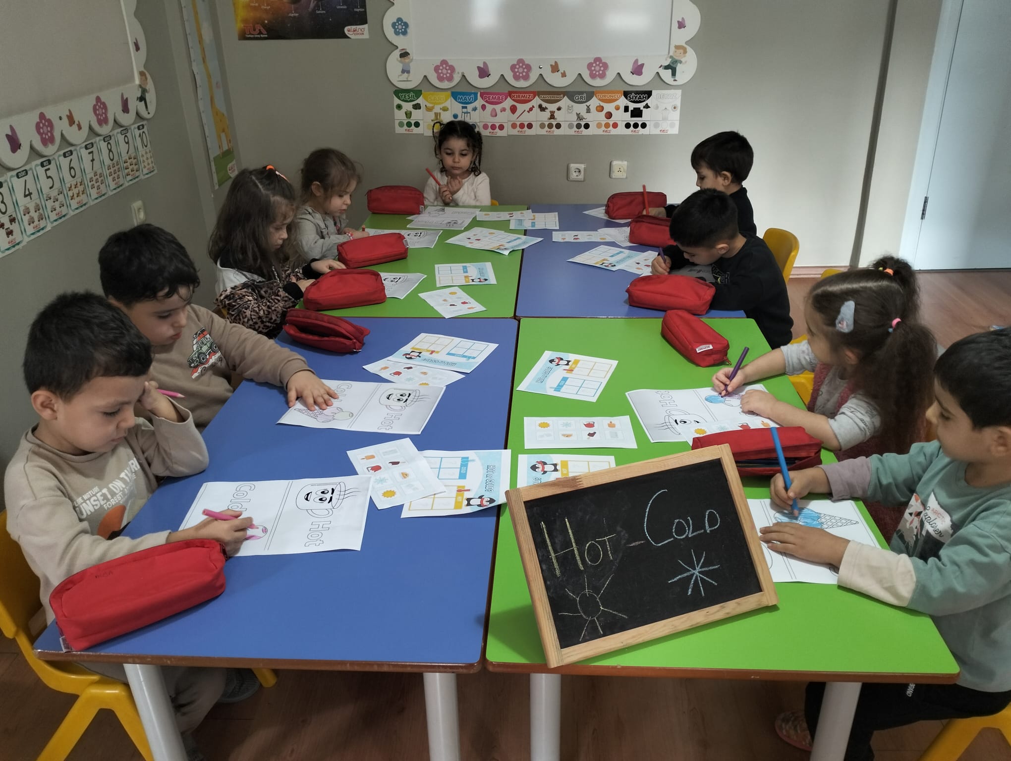 İngilizce hot-cold çalışması yapan öğrenciler