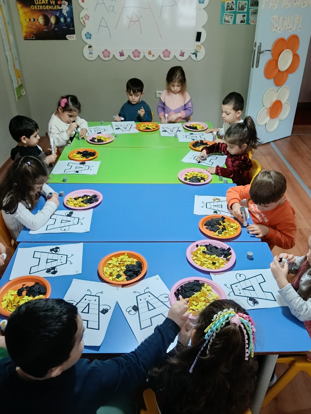 A harfi çalışması yapan sınıf etkinliği