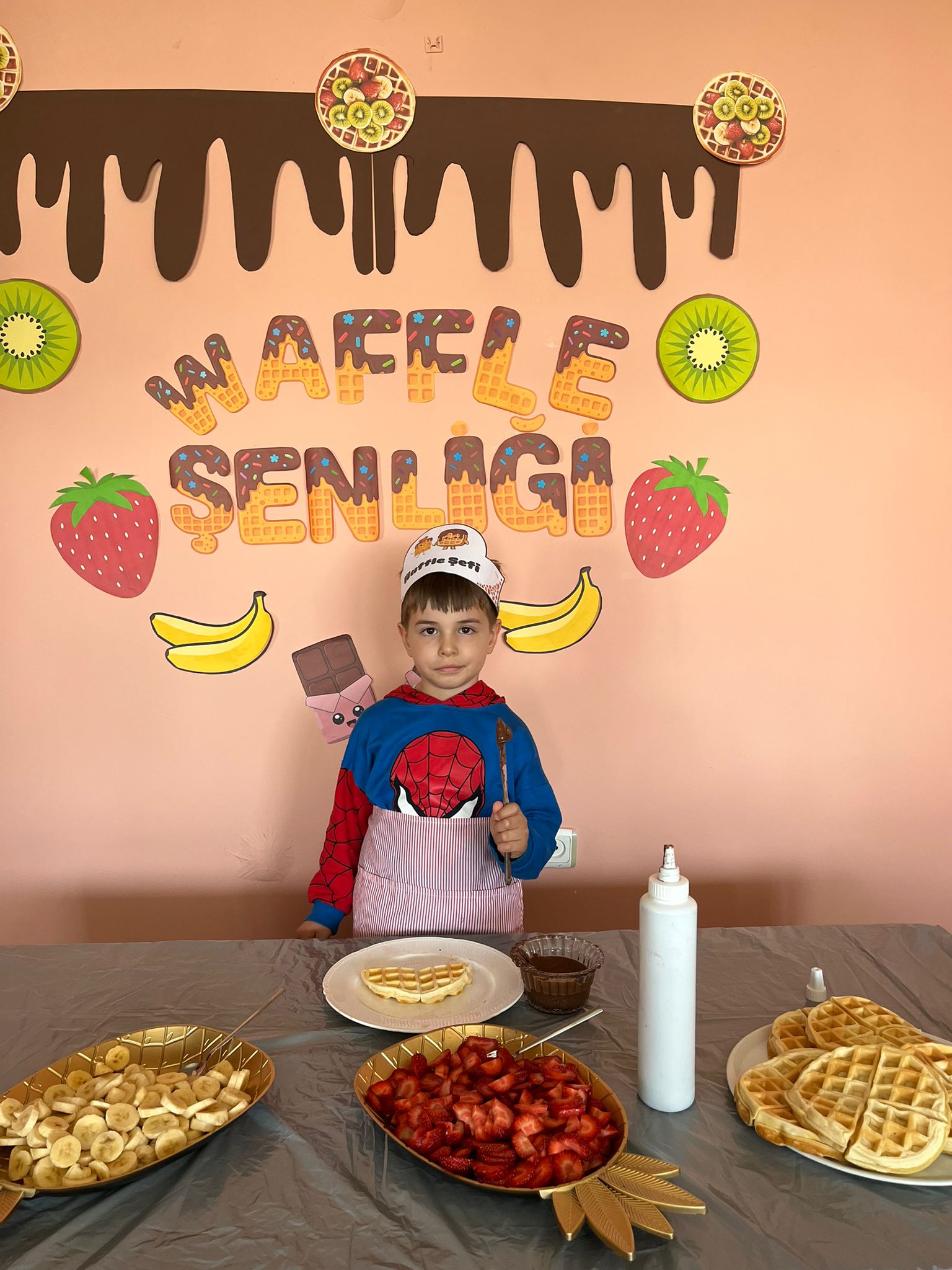 Waffle şenliği etkinliğinde görev alan öğrenci