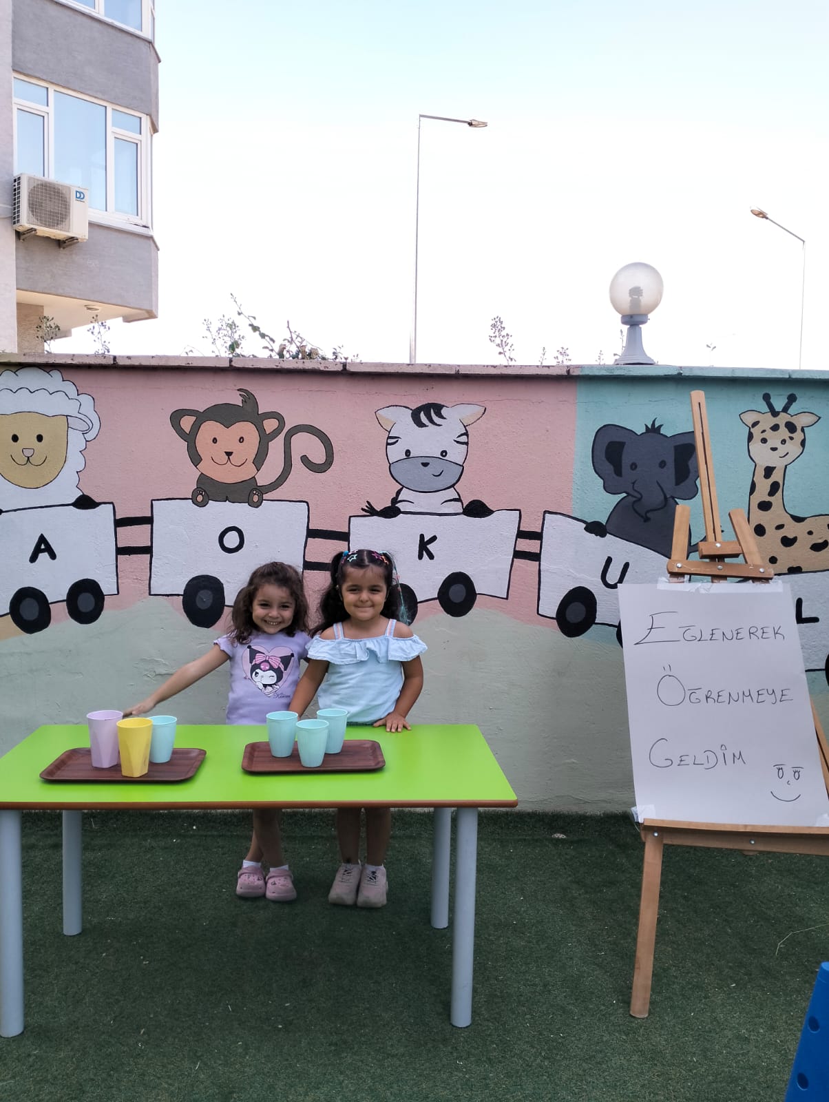 Bahçede eğlenerek öğrenme etkinliği yapan öğrenciler