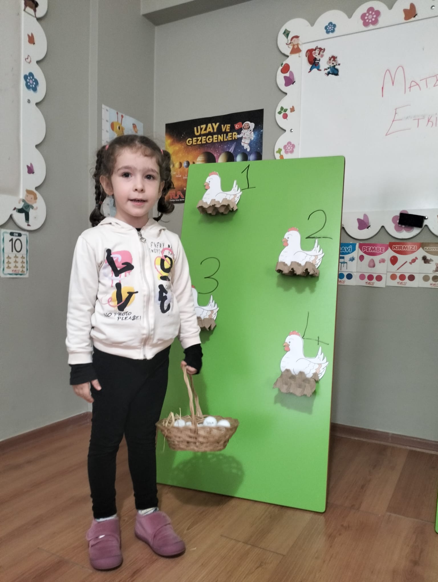 Yumurta sayma etkinliğinde görev alan öğrenci