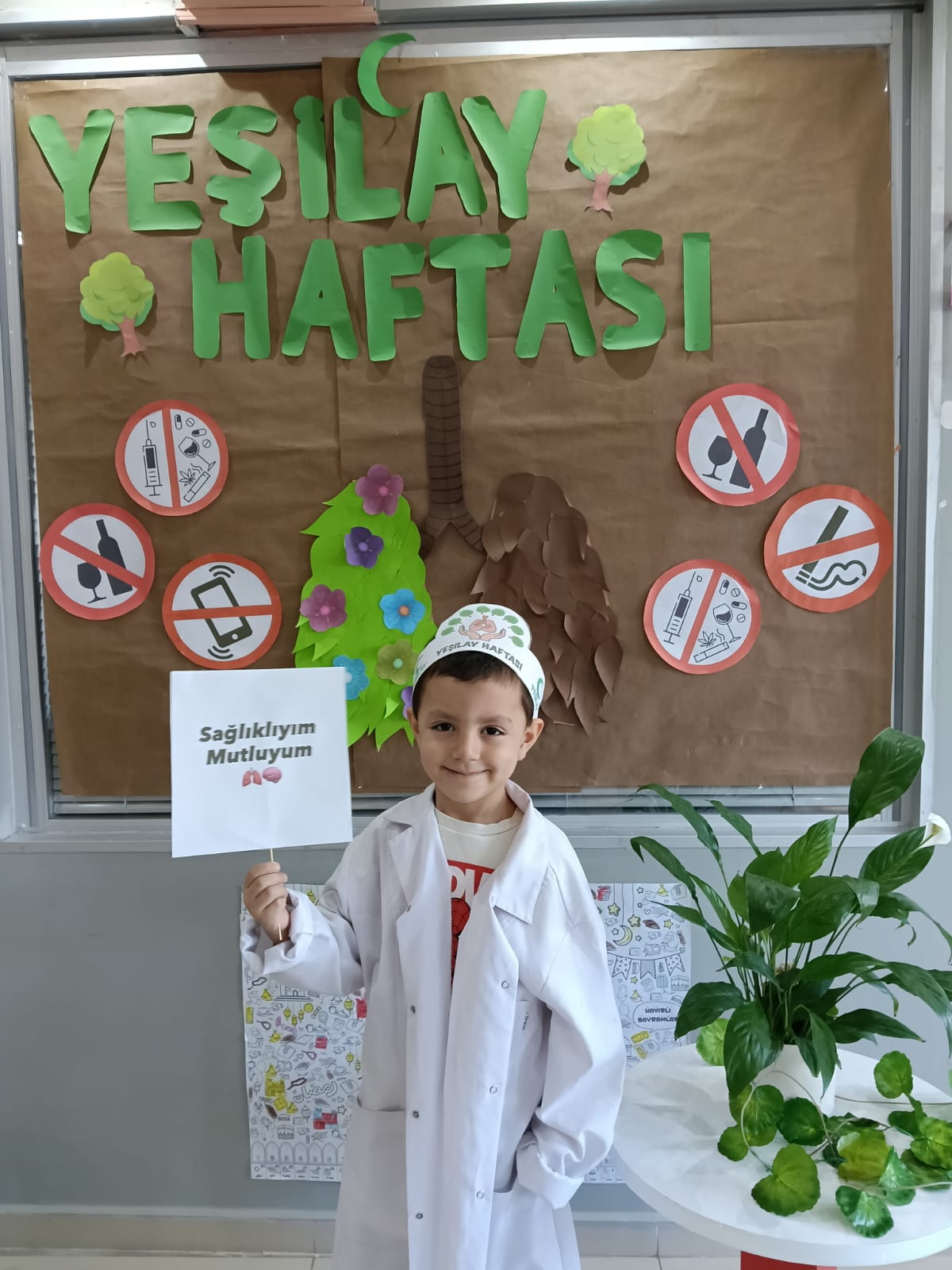 Yeşilay haftasında sağlık mesajı veren öğrenci